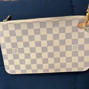 Wristlet pouch